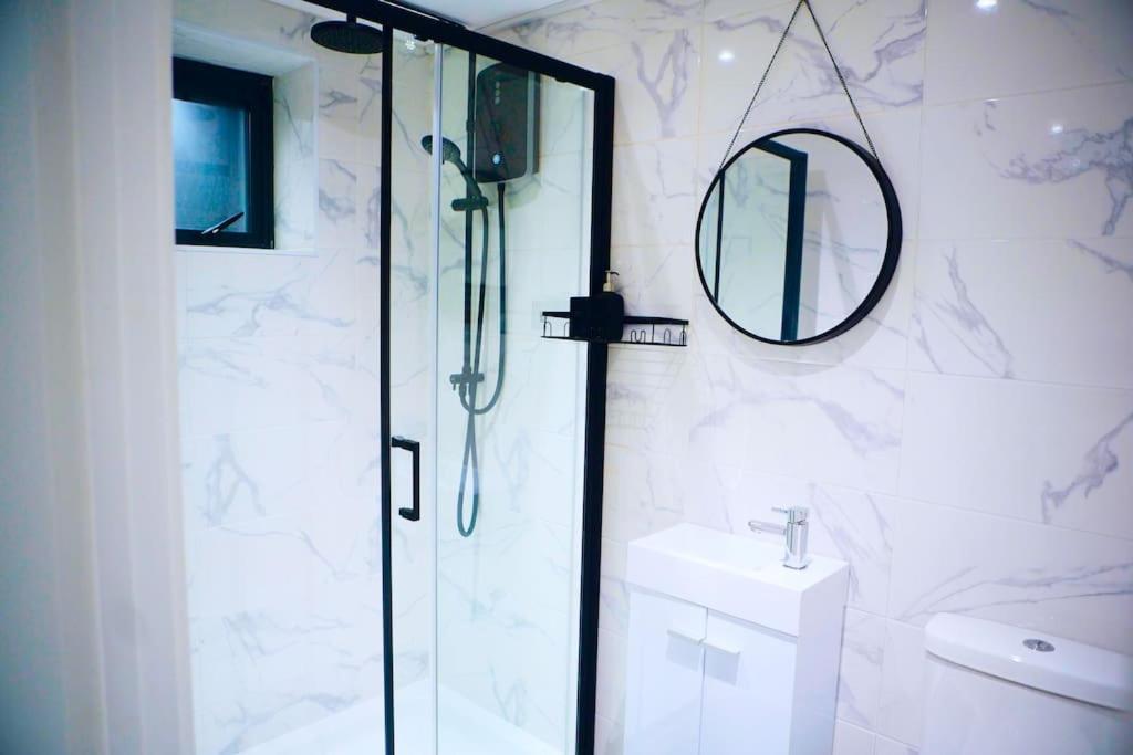 Perfect 1 Bed Apartment Sleeps 5 1 Kingsize Bed 1 Double Sofabed One Single Mattress Free Parking Wifi Good Transport Network Shopping Holiday Makers Families Contractors In North London Enfield Exterior foto