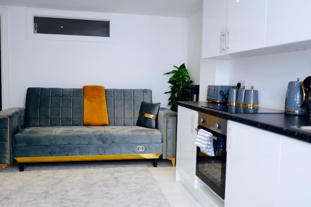 Perfect 1 Bed Apartment Sleeps 5 1 Kingsize Bed 1 Double Sofabed One Single Mattress Free Parking Wifi Good Transport Network Shopping Holiday Makers Families Contractors In North London Enfield Exterior foto