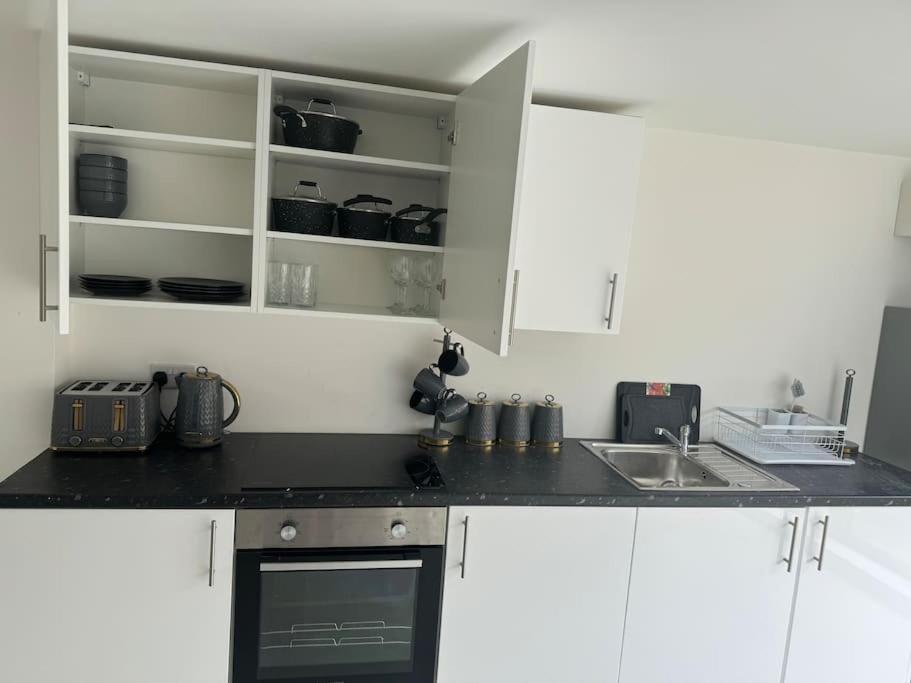 Perfect 1 Bed Apartment Sleeps 5 1 Kingsize Bed 1 Double Sofabed One Single Mattress Free Parking Wifi Good Transport Network Shopping Holiday Makers Families Contractors In North London Enfield Exterior foto