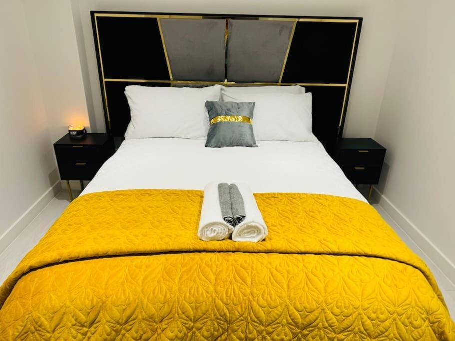 Perfect 1 Bed Apartment Sleeps 5 1 Kingsize Bed 1 Double Sofabed One Single Mattress Free Parking Wifi Good Transport Network Shopping Holiday Makers Families Contractors In North London Enfield Exterior foto