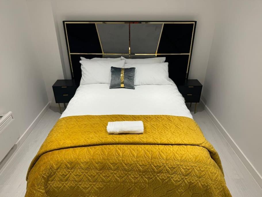 Perfect 1 Bed Apartment Sleeps 5 1 Kingsize Bed 1 Double Sofabed One Single Mattress Free Parking Wifi Good Transport Network Shopping Holiday Makers Families Contractors In North London Enfield Exterior foto