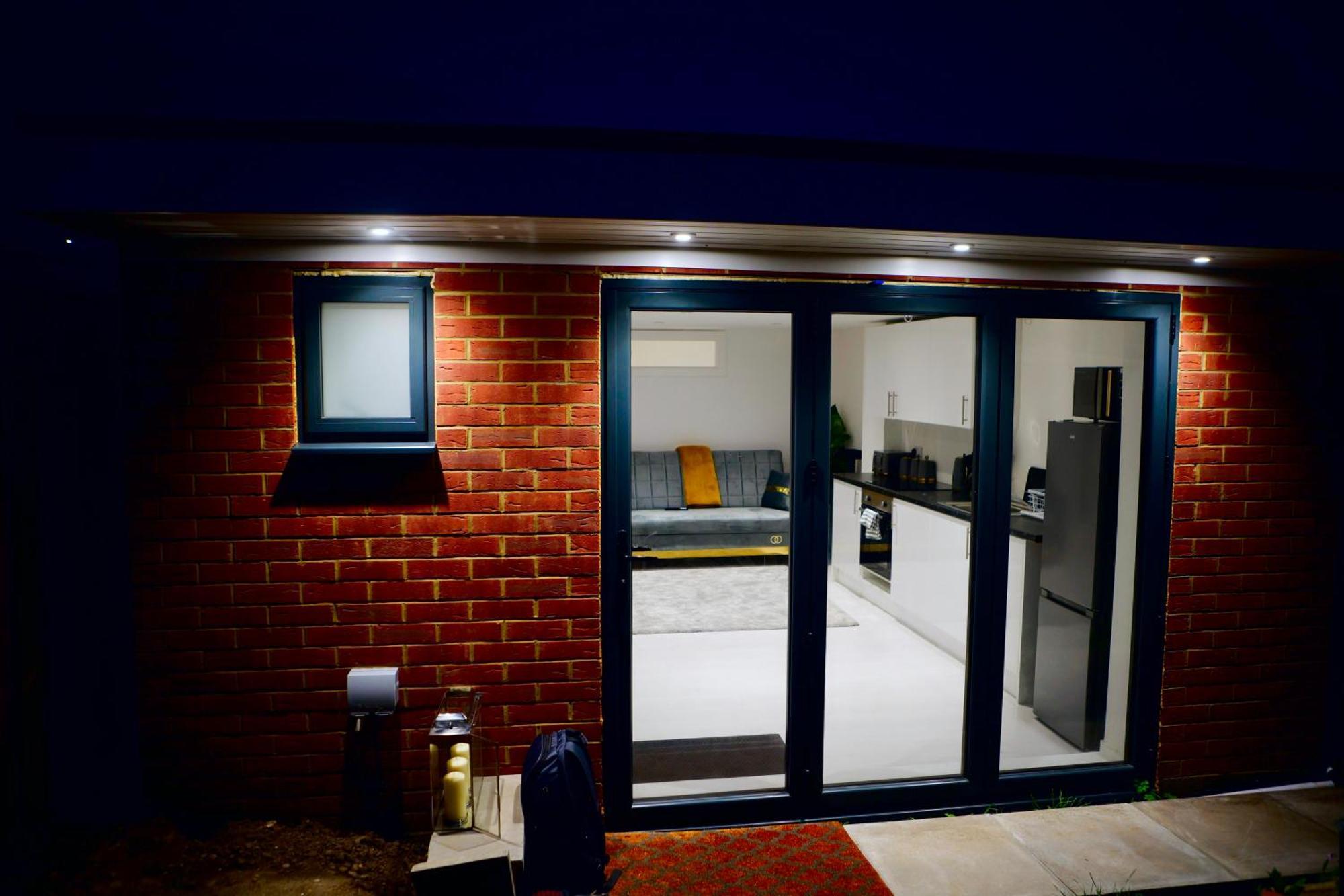 Perfect 1 Bed Apartment Sleeps 5 1 Kingsize Bed 1 Double Sofabed One Single Mattress Free Parking Wifi Good Transport Network Shopping Holiday Makers Families Contractors In North London Enfield Exterior foto